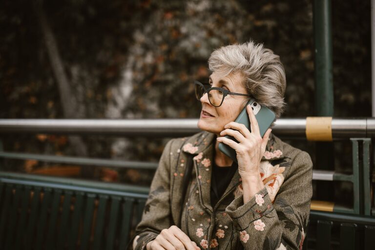 Wybór idealnego smartfona dla osób 50+: na co zwrócić uwagę?