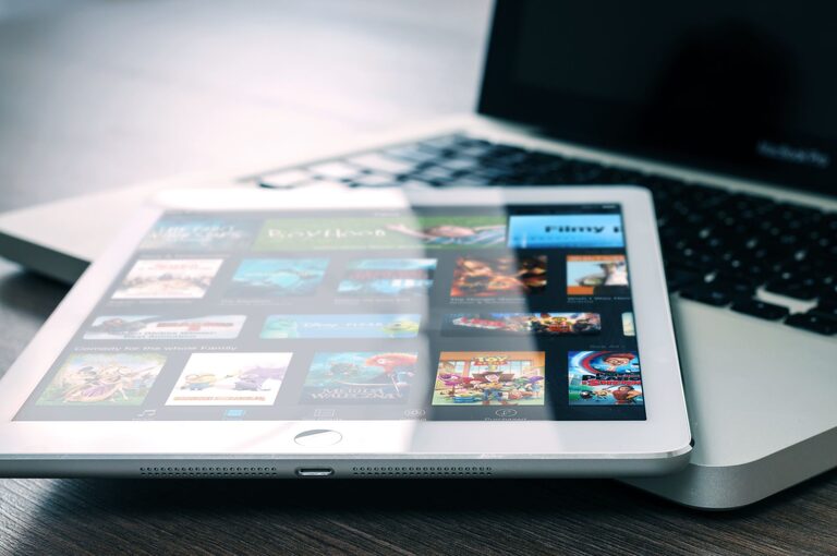 Podstawy obsługi platform streamingowych – jak oglądać filmy i seriale online?